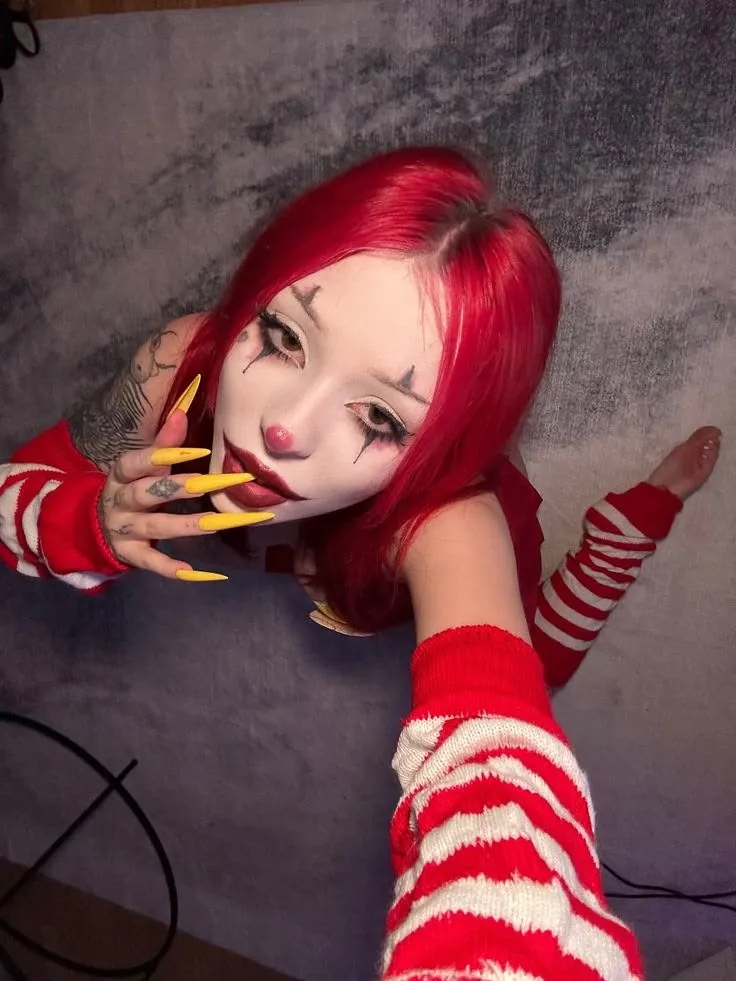 Garota cosplay de palhaço vermelho
