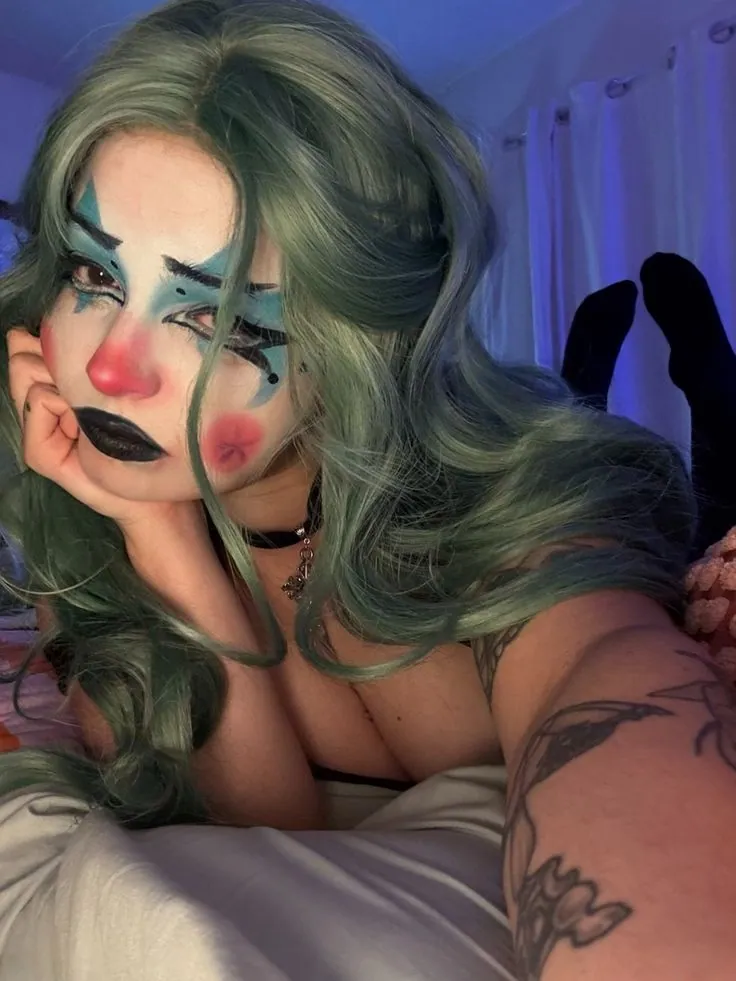 Garota cosplay de palhaço vermelho