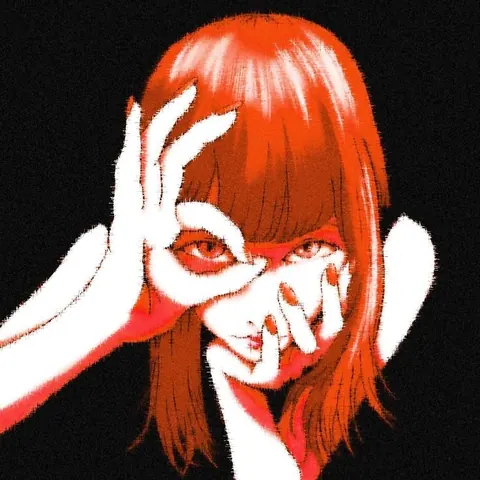 Garota anime estilo dark com as mãos no rosto