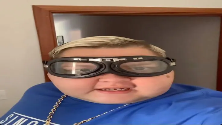 homem com oculos de aviador