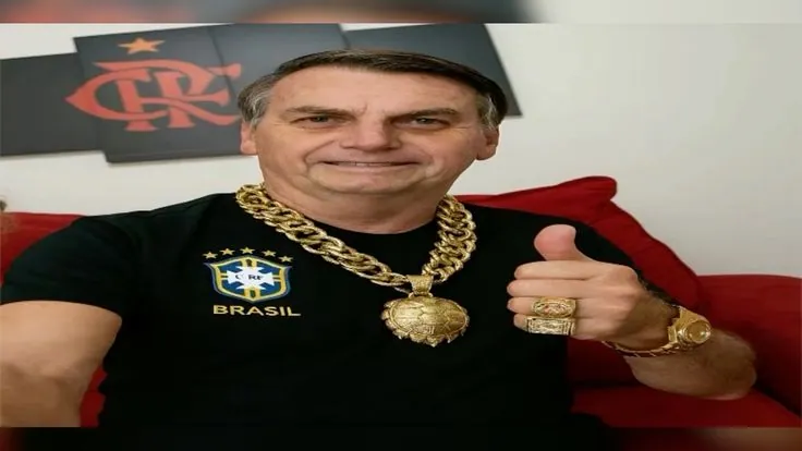 Jair Bolsonaro com colar de ouro