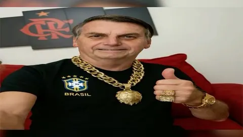 Jair Bolsonaro com colar de ouro