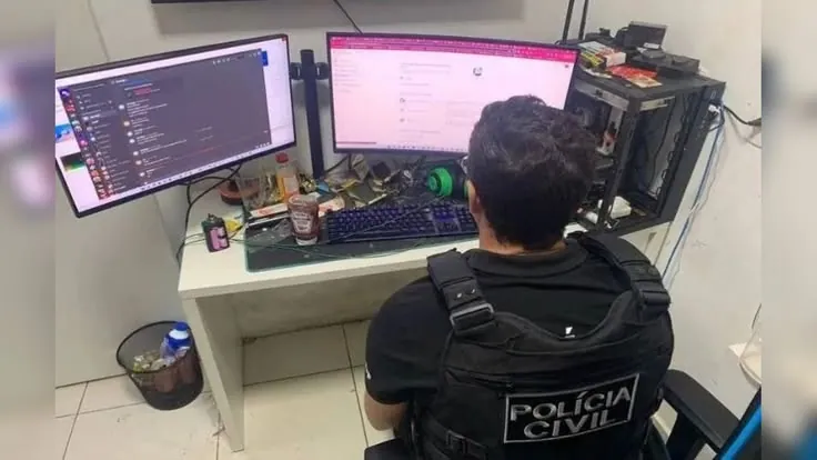 Policial civil sentado no computador
