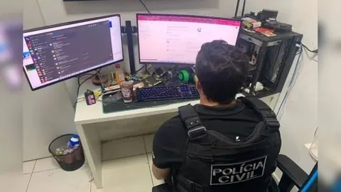 Policial civil sentado no computador