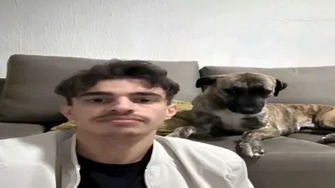 homem com cachorro no sofa
