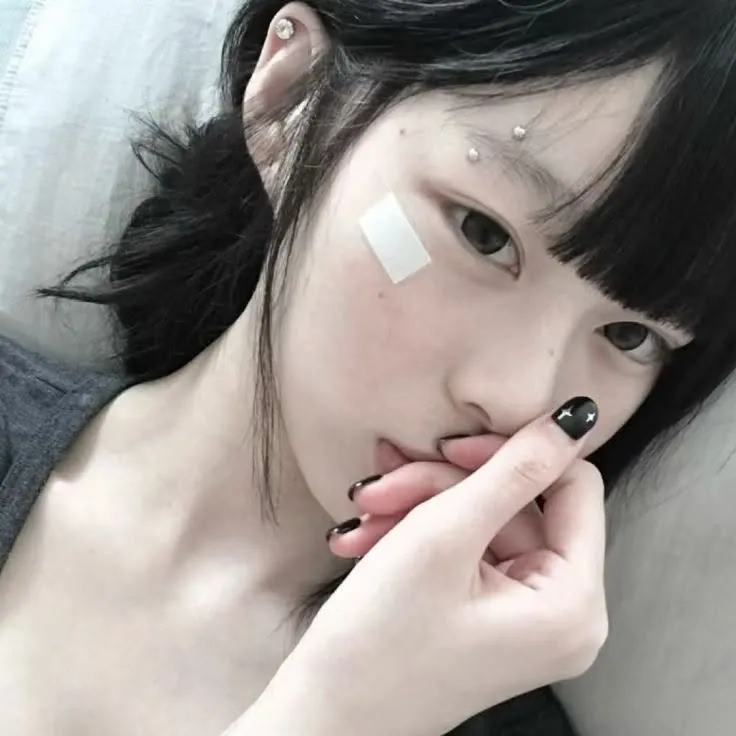 garota alternativa com piercing e curativo