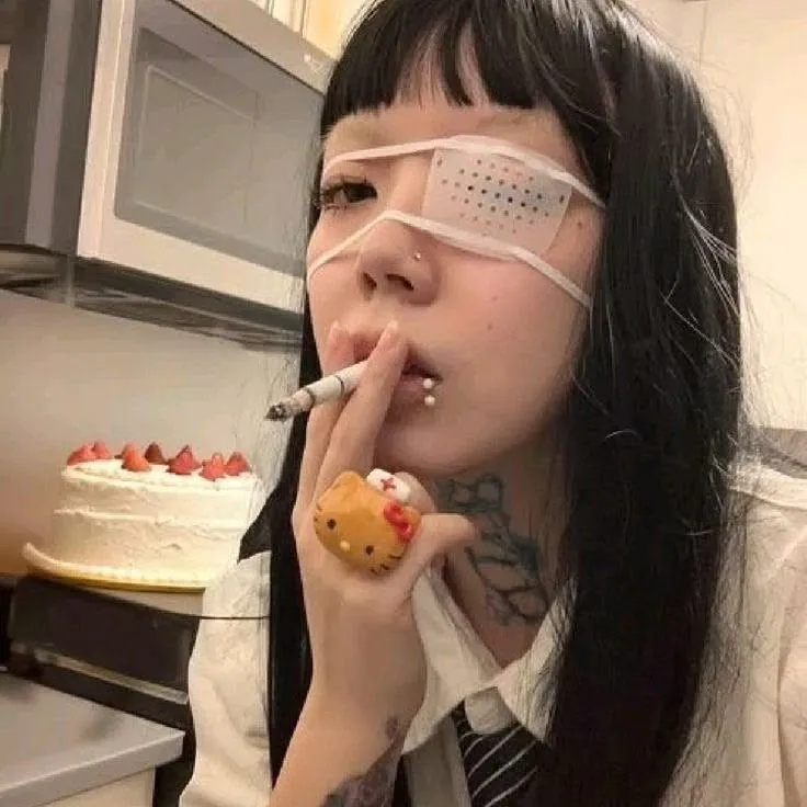 garota alternativa com piercing e curativo