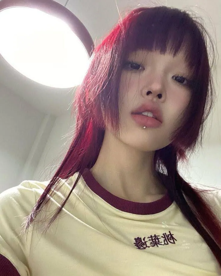 garota alternativa com piercing e curativo