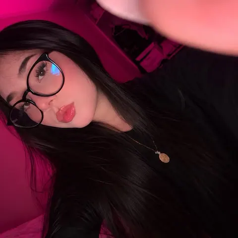 Garota de oculos escuros e vermelho