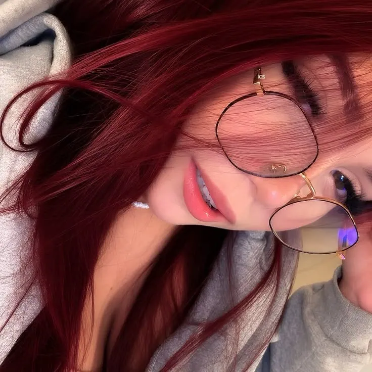 Garota de oculos escuros e vermelho