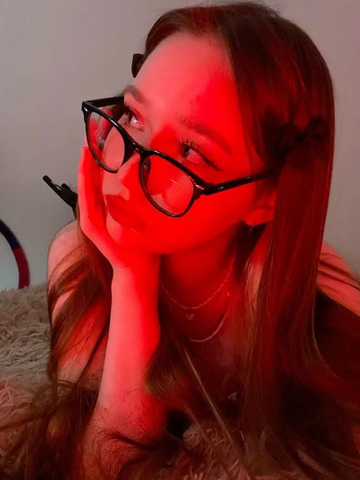 Garota de oculos escuros e vermelho