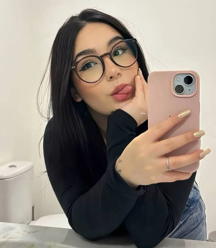 Garota de oculos escuros e vermelho