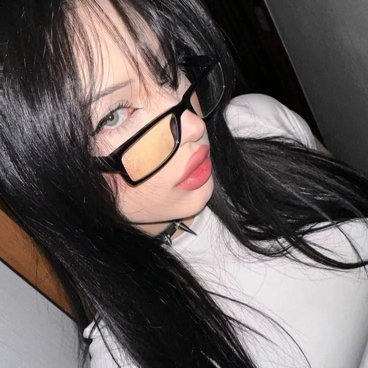 garota de oculos com gatinho branco