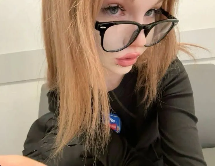 garota de oculos com gatinho branco