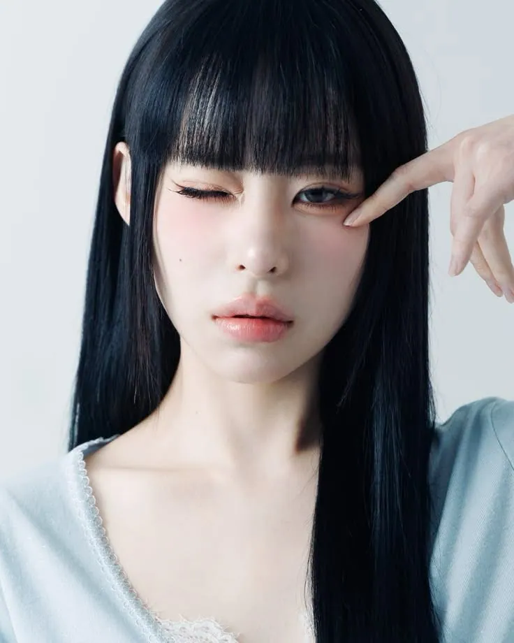 garota com cabelo preto e óculos