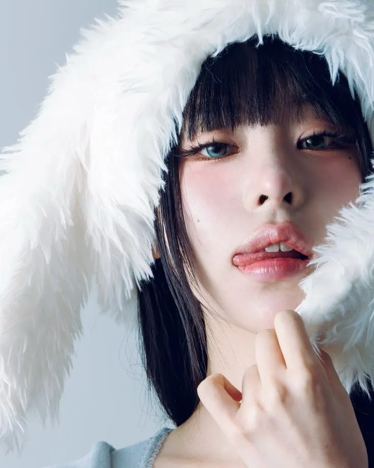 garota com cabelo preto e óculos