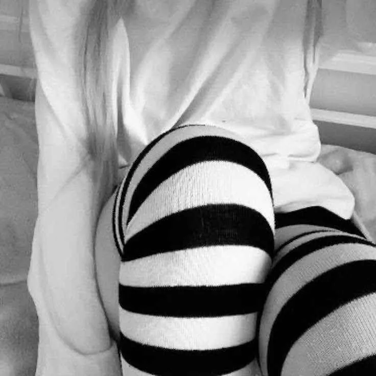 icon grunge P&B com meias listradas