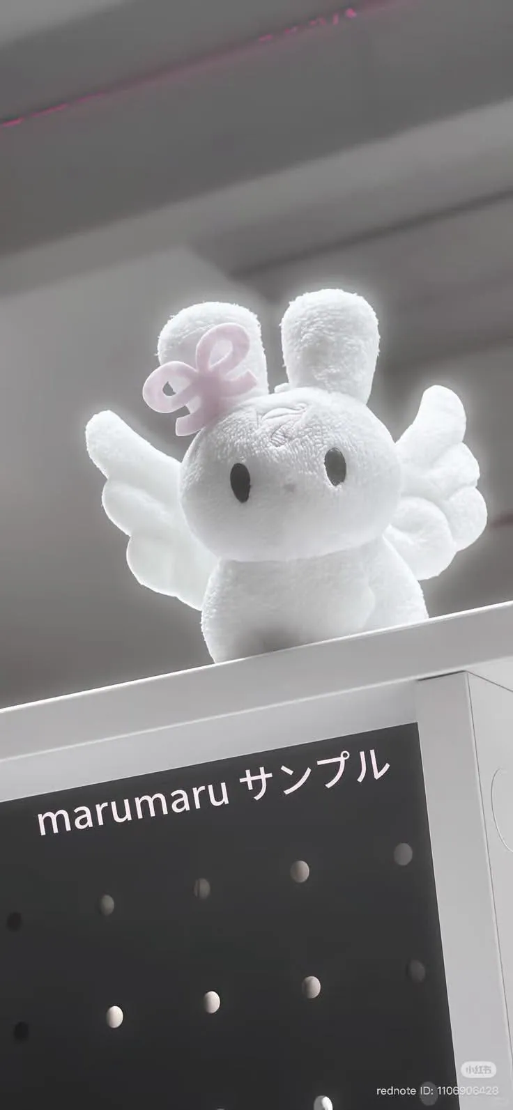 Coelho de pelucia branco com asas