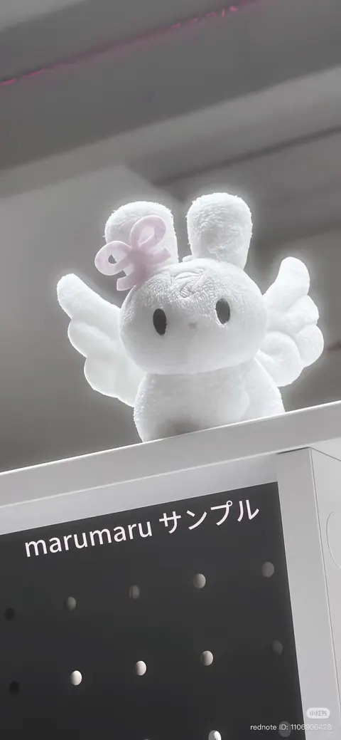 Coelho de pelucia branco com asas