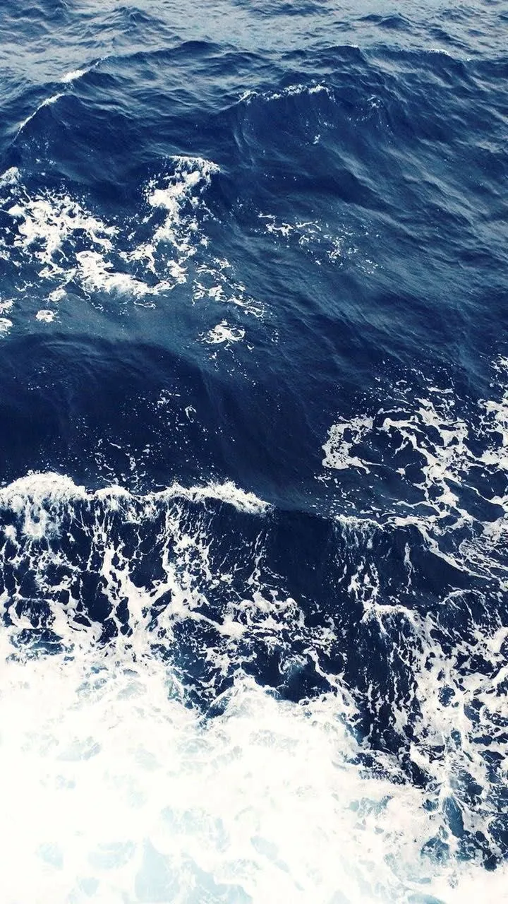 Ondas do mar azul profundo