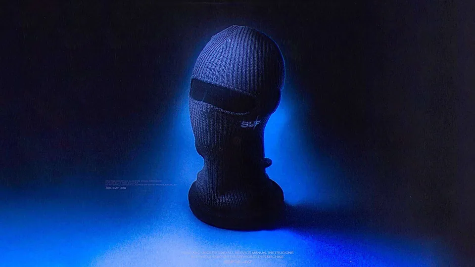 Manequim com touca luz azul