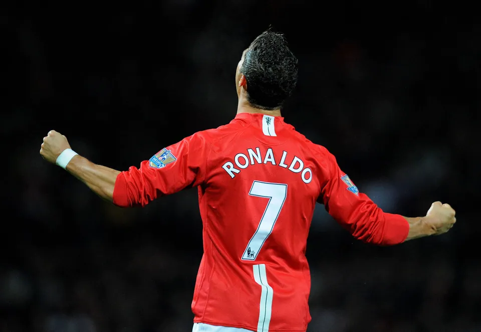 Cristiano Ronaldo comemoração camisa sete vermelha