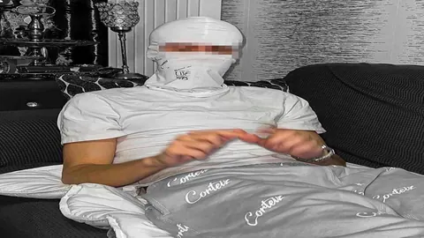 homem com cabeca enfaixada no sofa