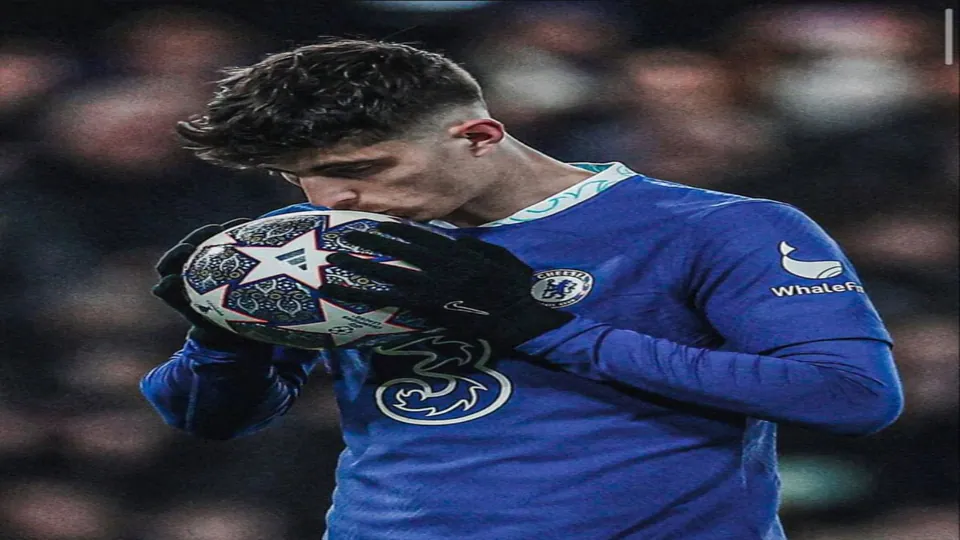 jogador de futebol beijando a bola