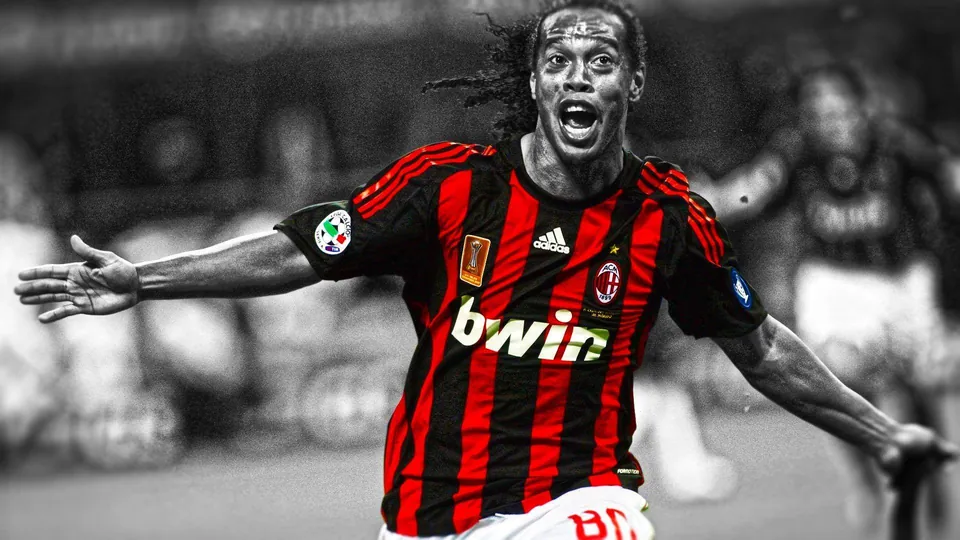 Ronaldinho Gaúcho comemorando no Milan