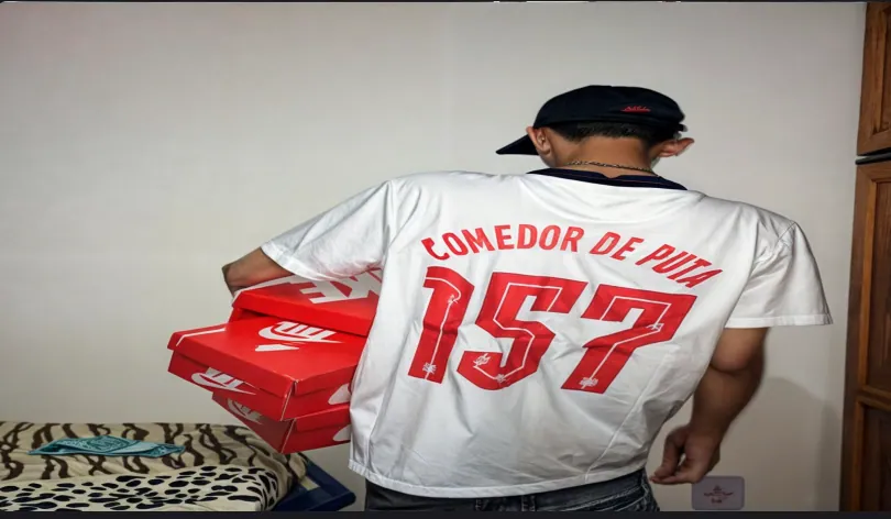 homem com blusa de futebol