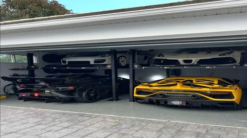 garagem moderna com carros esportivos de luxo