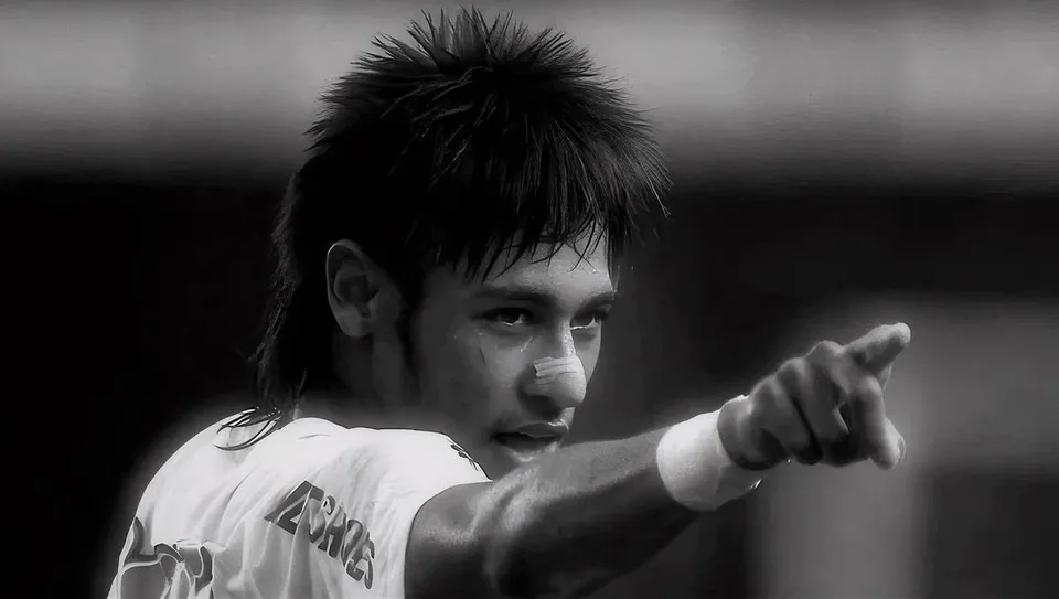Neymar apontando em preto e branco