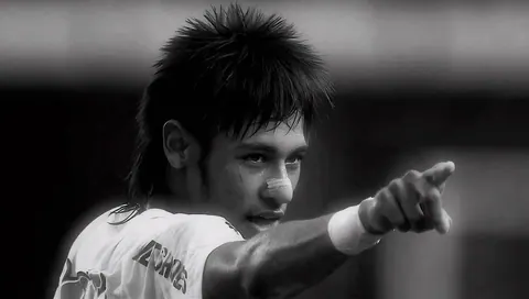 Neymar apontando em preto e branco