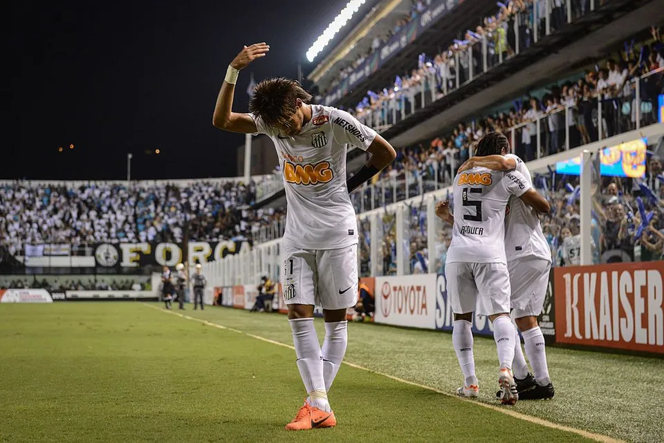 Jogadores comemorando gol no estadio