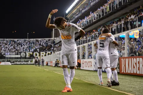 Jogadores comemorando gol no estadio