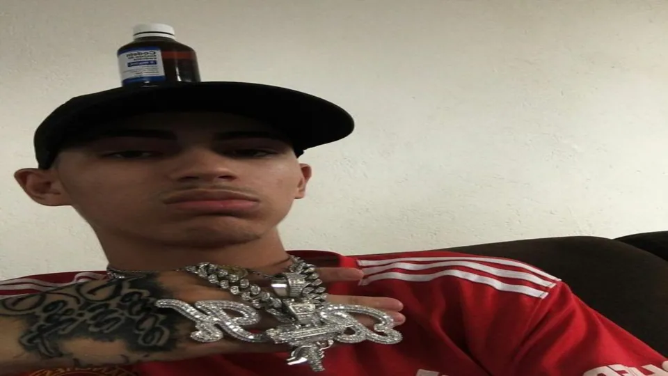 homem com boné e corrente de prata