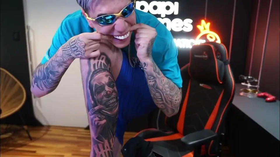 Streamer tatuado com oculos de natacao