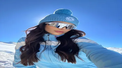 Mulher com roupa de neve azul