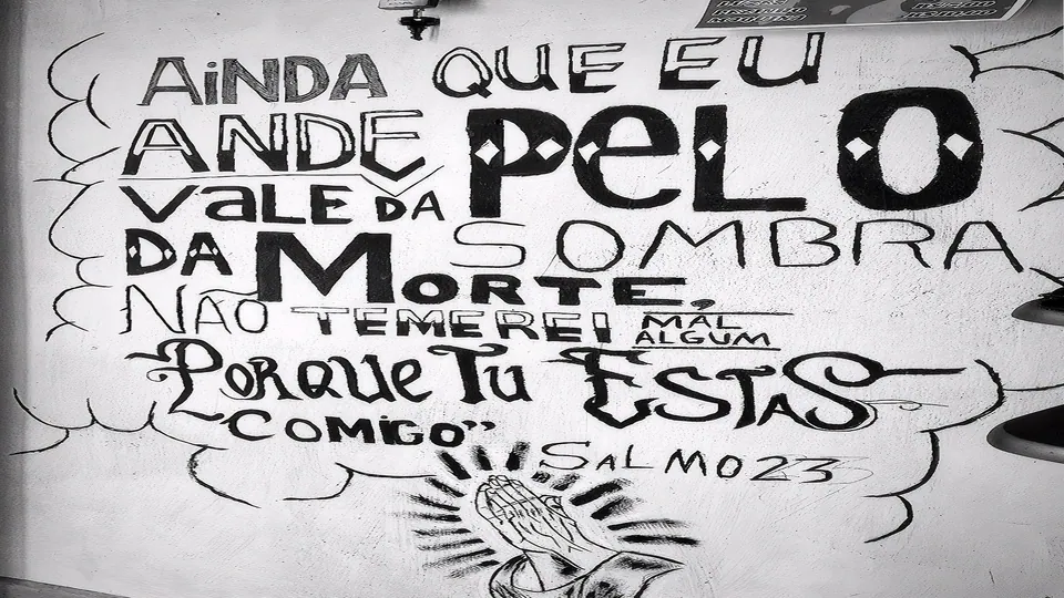Wallpaper com versiculo biblico em preto e branco
