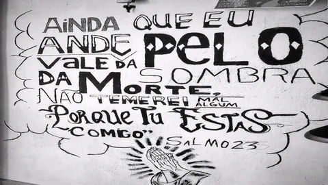 Wallpaper com versiculo biblico em preto e branco