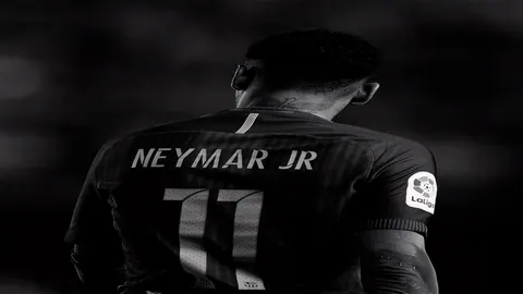 Neymar Jr de costas preto e branco
