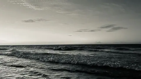 Mar revolto em preto e branco