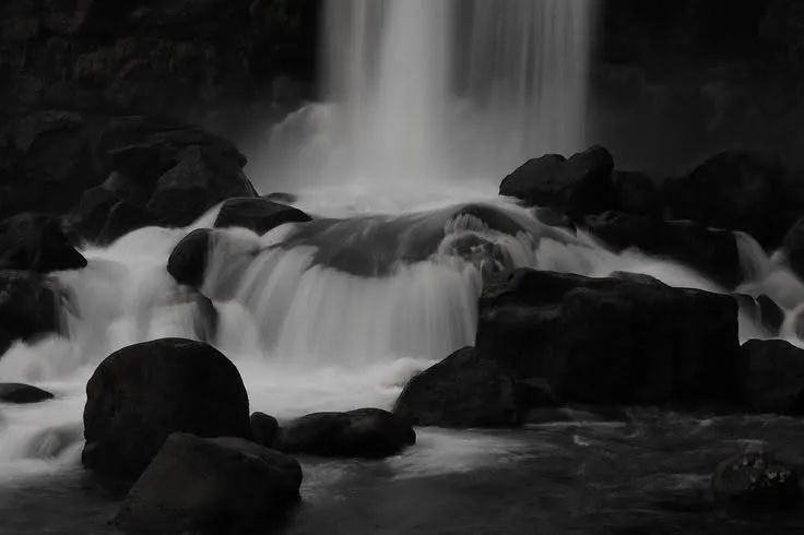 Cachoeira em preto e branco