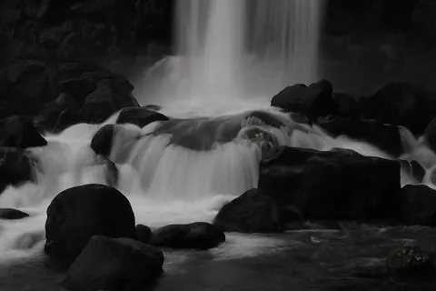 Cachoeira em preto e branco