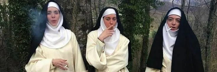 Tres freiras fumando
