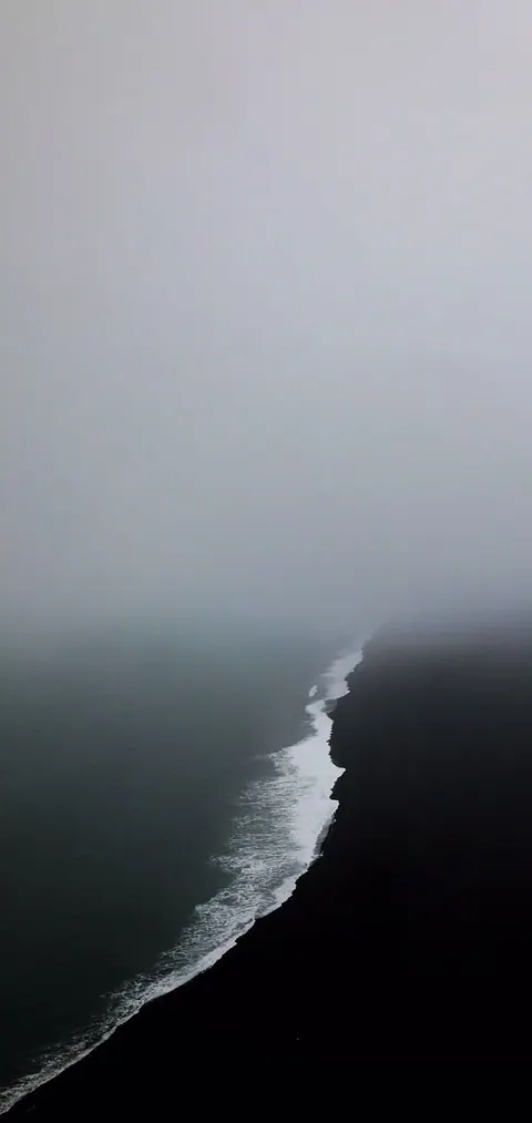 Praia escura com nevoeiro