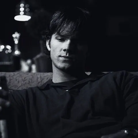 Sam Winchester preto e branco