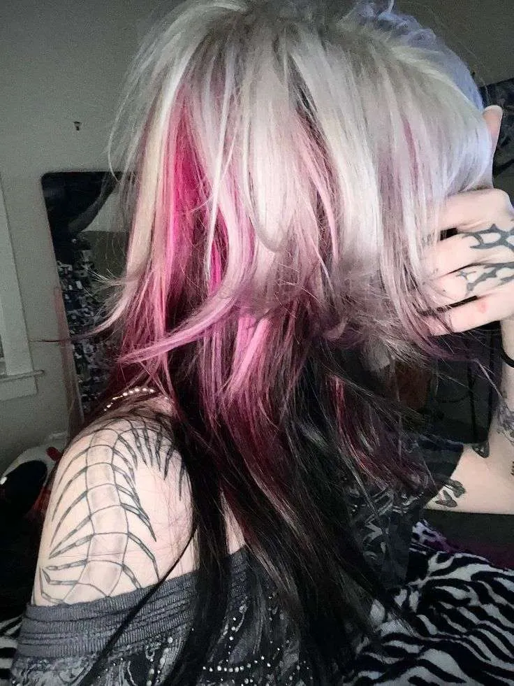 perfil completo com moto e cabelo alternativo