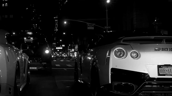 Carros esportivos na cidade a noite