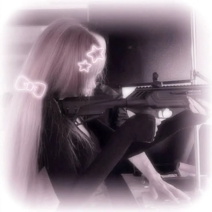 Perfil rosa com gatos e arma